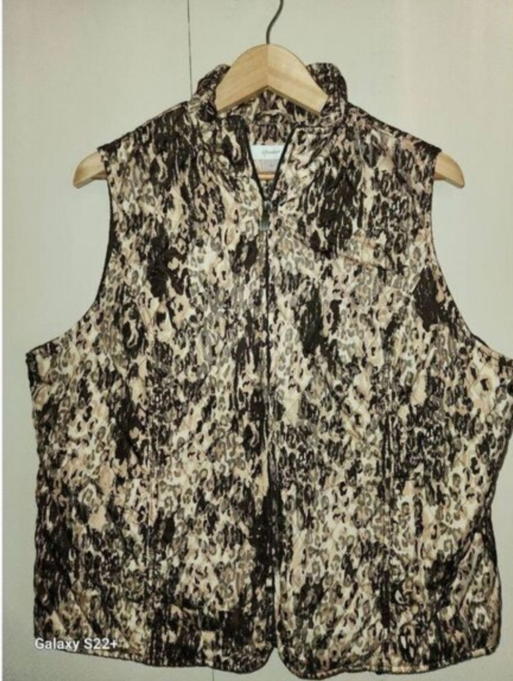 V17 CJ Banks Sleeveless Quilted Brown Camo Print Vest - Neutral Tones